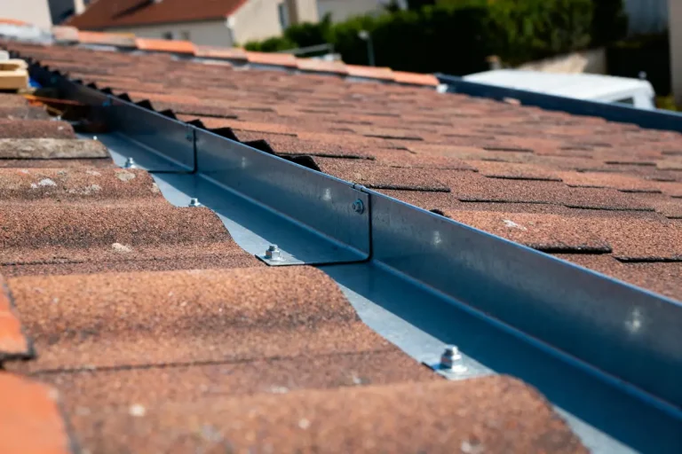 Toiture en tuiles avec protection en métal galvanisé pour assurer l'étanchéité et la longévité du toit.