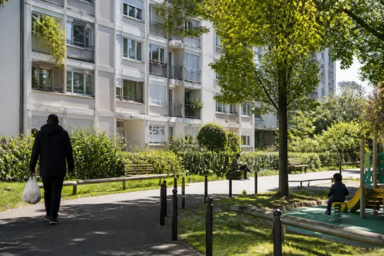 Résidence moderne avec espaces verts, aire de jeux et immeubles par 1001 Vies Habitat