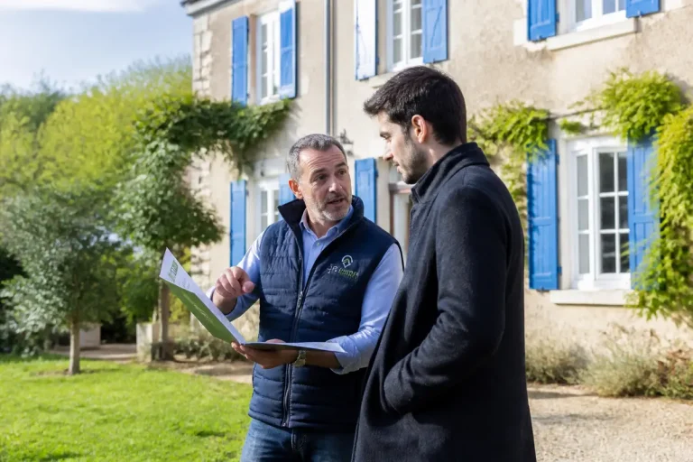 Agent immobilier discutant avec un client devant une maison pour 3g Immo