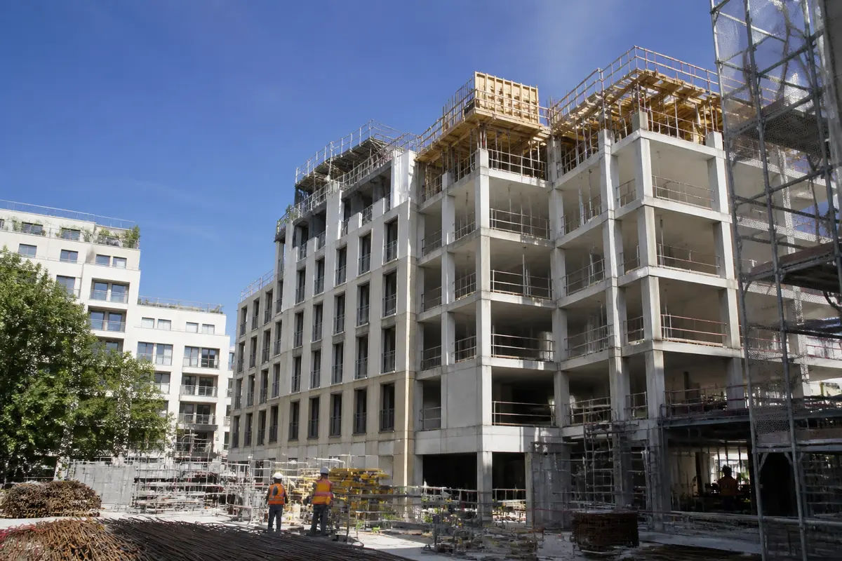 Immeuble en construction avec échafaudages soulignant un projet immobilier d'Emerige en cours.