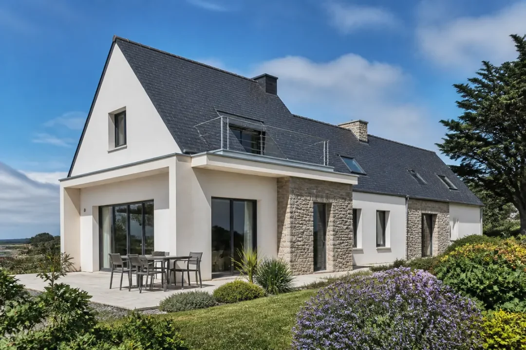 Maison moderne avec jardin, terrasse et façade en pierre de la Maison du Léon