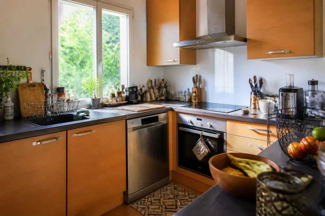Cuisine moderne dans une location avec équipements complets pour droits du locataire.