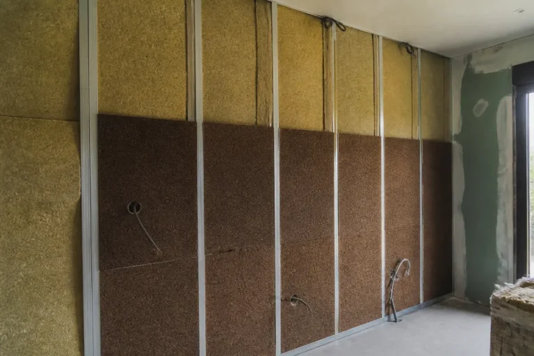 Mur avec des panneaux insonorisants utilisant le meilleur isolant phonique pour une isolation optimale