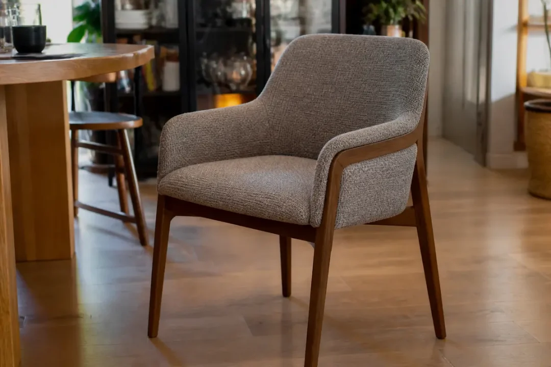 Chaise avec accoudoirs élégante en bois et tissu dans une salle à manger chaleureuse