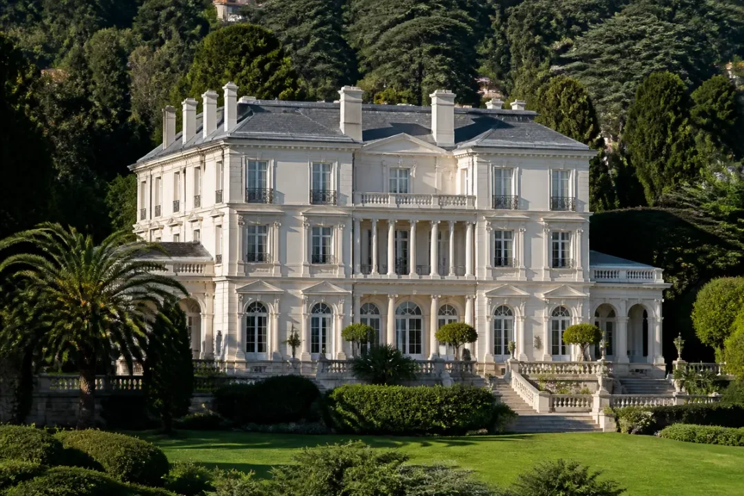 Luxueuse demeure entourée de jardins, symbolisant la maison la plus chère au monde