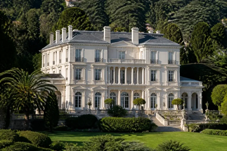 Luxueuse demeure entourée de jardins, symbolisant la maison la plus chère au monde