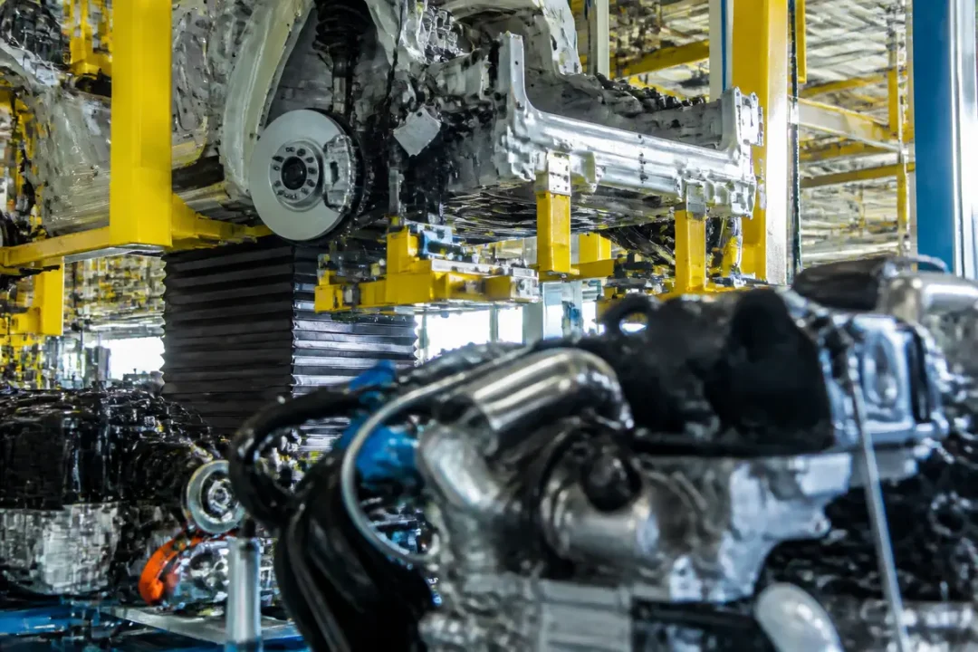 Chaîne de montage automobile, illustrant un exemple de produit manufacturé en usine moderne