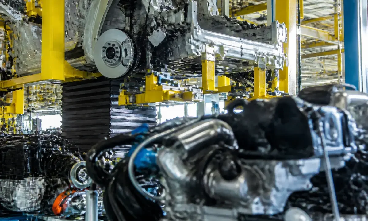 Chaîne de montage automobile, illustrant un exemple de produit manufacturé en usine moderne