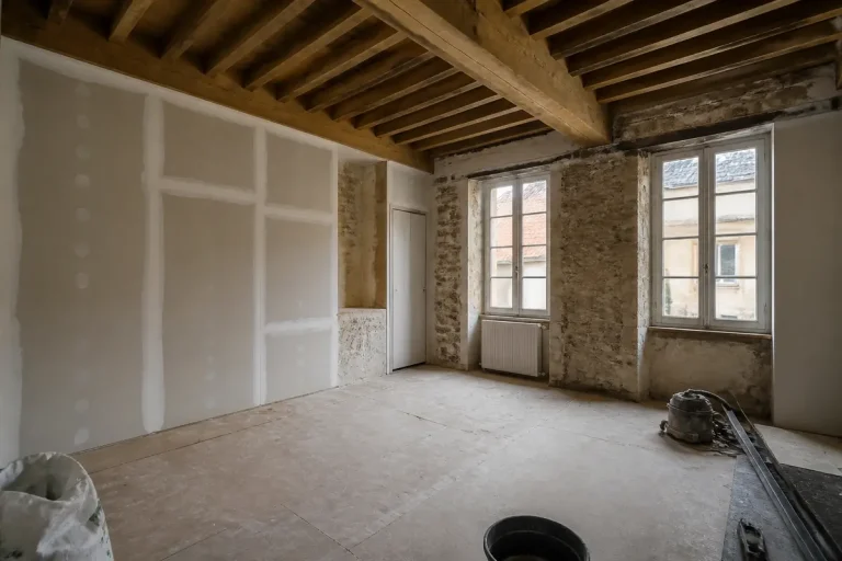 Pièce lumineuse en cours de rénovation pour rénover un appartement ancien à Lons-le-Saunier